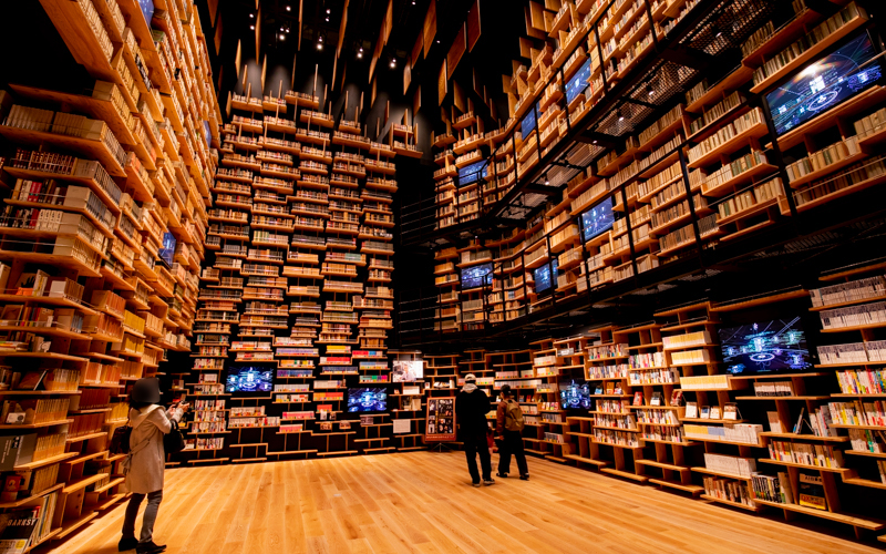 約3万冊の本に囲まれる「本棚劇場」は本棚の高さが約8メートルあり、プロジェクジョンマッピングの上映も楽しめる。