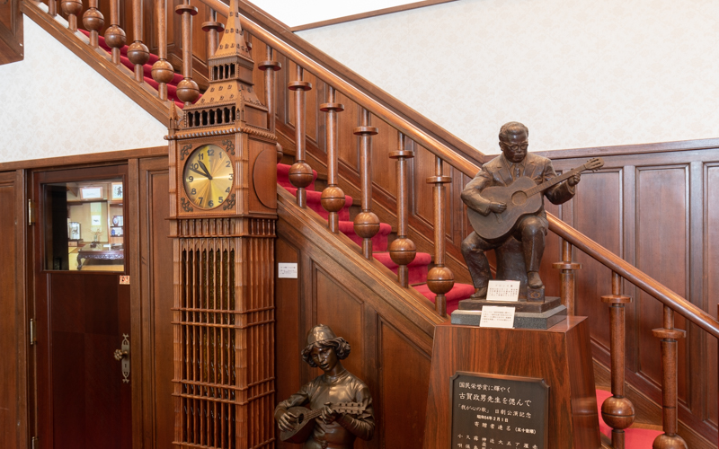 国民栄誉賞に輝いた古賀氏の銅像が特徴的な私邸のエントランス。階段の手すりには音符がデザインされている。