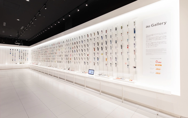 2000年以降に発売されたauの携帯電話が一堂に会する「au Gallery」