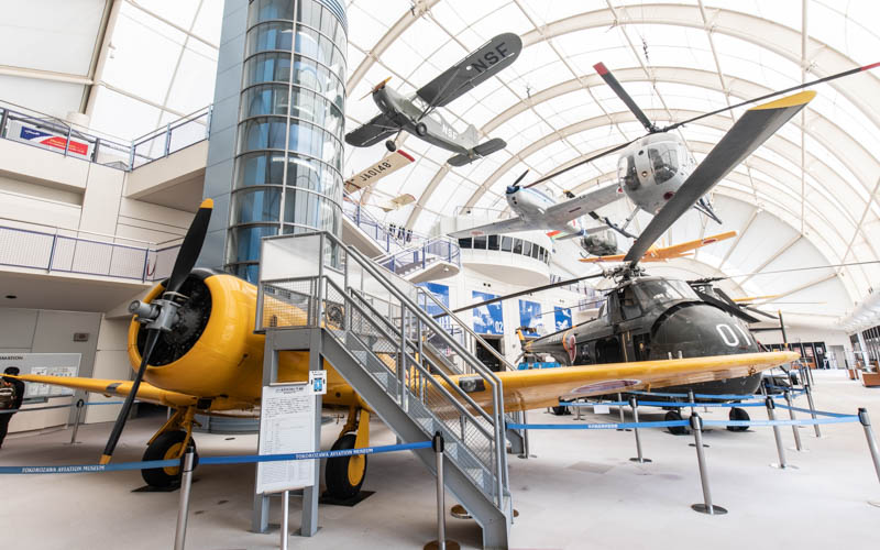 展示館には、地上だけでなく空中にも多くの実機が展示されている。