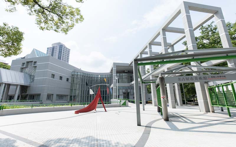 名古屋市出身の建築家・黒川紀章氏設計の美術館外観。正面階段横にはスロープも設置されている。