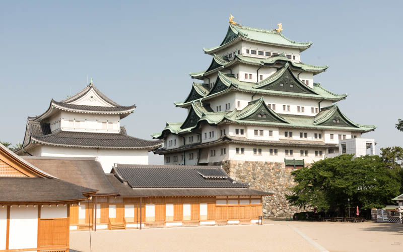 名古屋城のシンボルである大天守と小天守。手前には復元された本丸御殿がある。