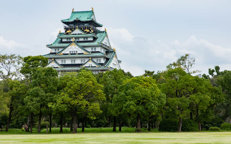 大阪城公園のシンボルと言えば「大阪城天守閣」。西の丸庭園から見上げる天守は一段と迫力を感じる。