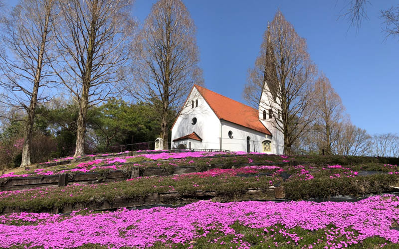 ドイツエリアの丘の上に立つ「聖ゲオルグ礼拝堂」。春には芝桜が咲き現地の雰囲気を感じられる。