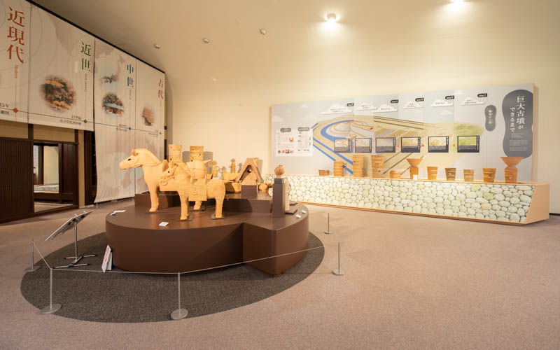 館内には、復元された埴輪などが数多く展示されている。