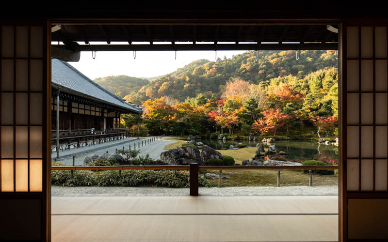 書院（小方𠀋）から望む庭園はまるで日本画のような情緒ある景観。