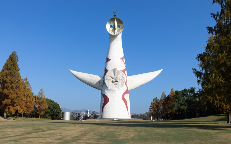 「太陽の塔」は、中央口ゲートを入ってすぐに目に飛び込んでくる。太陽の塔内部への見学等については太陽の塔オフィシャルサイト参照。									