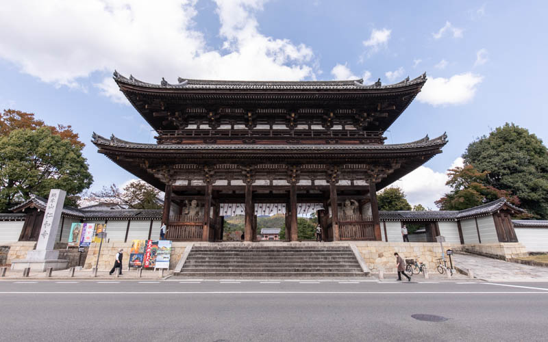 京都三大門の一つに数えられる平安時代の伝統を引く和様で統一された巨大な「二王門」