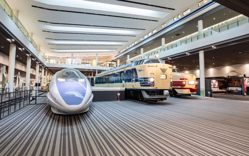 屋内展示スペースには、実物の車両が多数展示されており、車内や車両底面などを見学することができる。