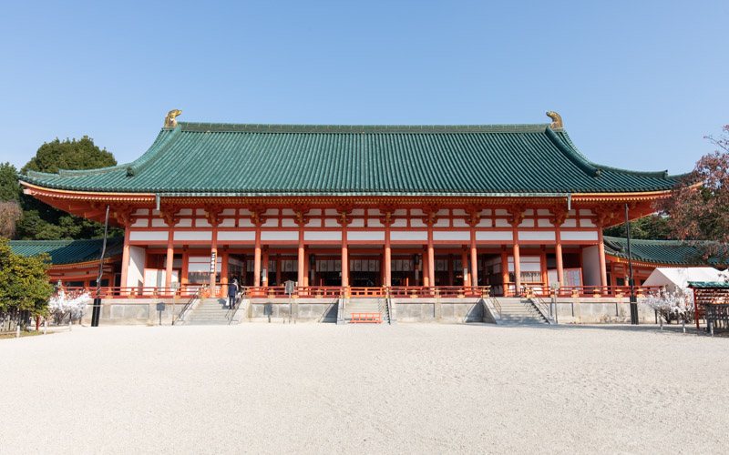 平安京の正庁の中心「本殿」とその手前にある「拝殿」。上にあがるには階段のみのため、車椅子の方は手前で参拝すると良い。