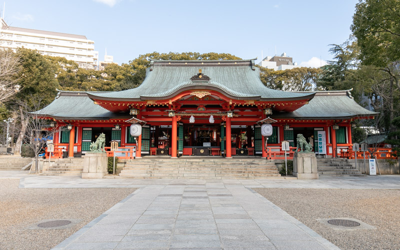 朱色の社が一際目を引く生田神社本殿。拝殿へと上がる正面は階段のみとなっているが、向かって右にスロープが設置されている。									