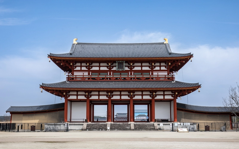 平城宮の玄関口「朱雀門」。門をくぐりぬけるには階段のみとなっているが、左右から回り込むことができ、向かって右手側にはスロープが設置されている。									