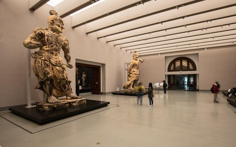『金峯山寺仁王門 金剛力士立像』が特別公開されている「なら仏像館」では、常時100体程の仏像を見ることができる。