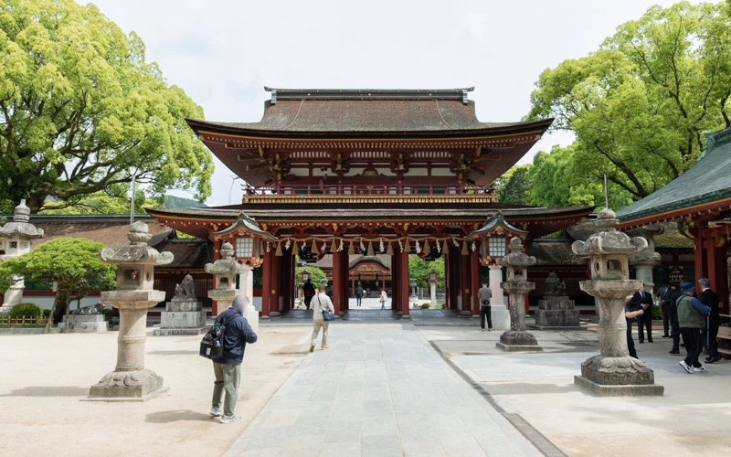 1914年に再建された楼門。太鼓橋側と御本殿側では異なる造りになっている。