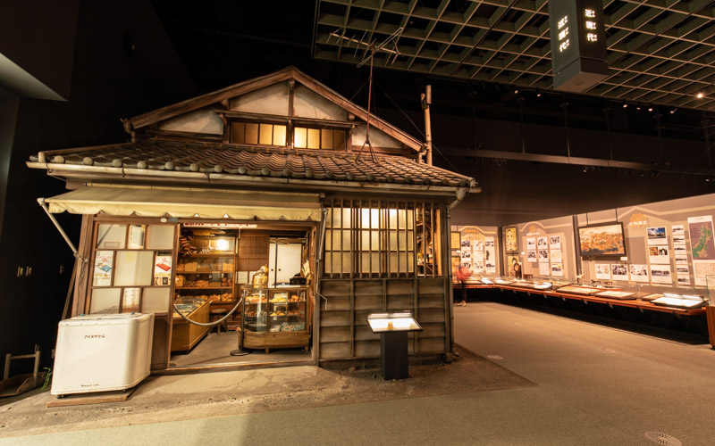 懐かしさを感じる昭和レトロな雑貨屋の復元展示。