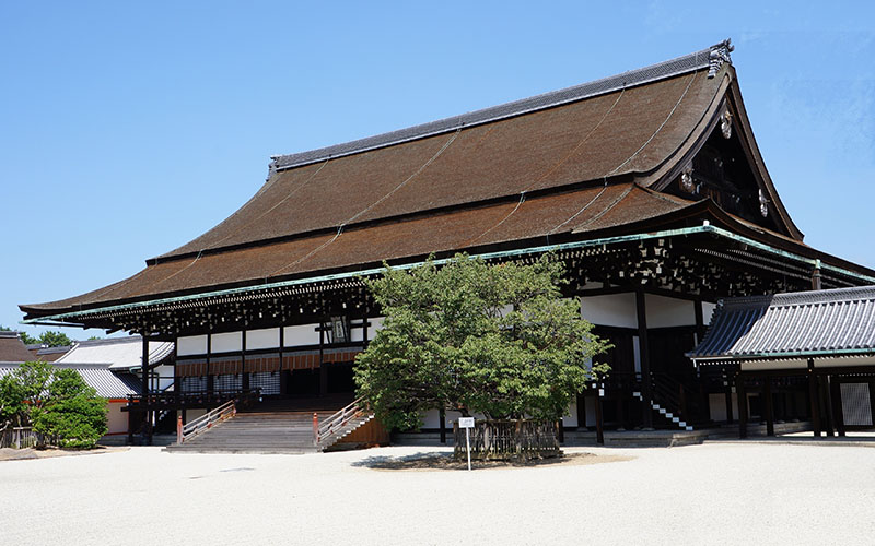 「紫宸殿」は、内裏の正殿。天皇元服や立太子礼、譲国の儀、節会などの儀式が行われ、のちには即位礼の舞台となった。写真提供：宮内庁京都事務所