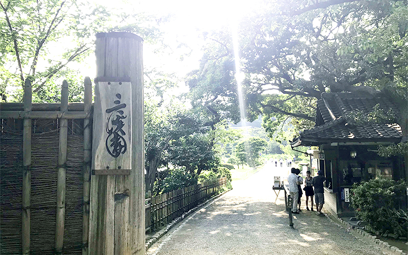 三溪園の正門。車椅子は正門を入った案内所で貸出されている。									