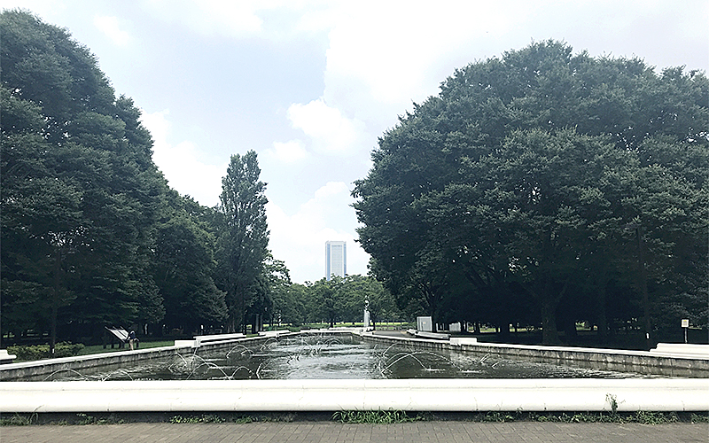 水回廊から奥に進むと噴水池もあり、初夏には涼しげな景色が楽しめる。	