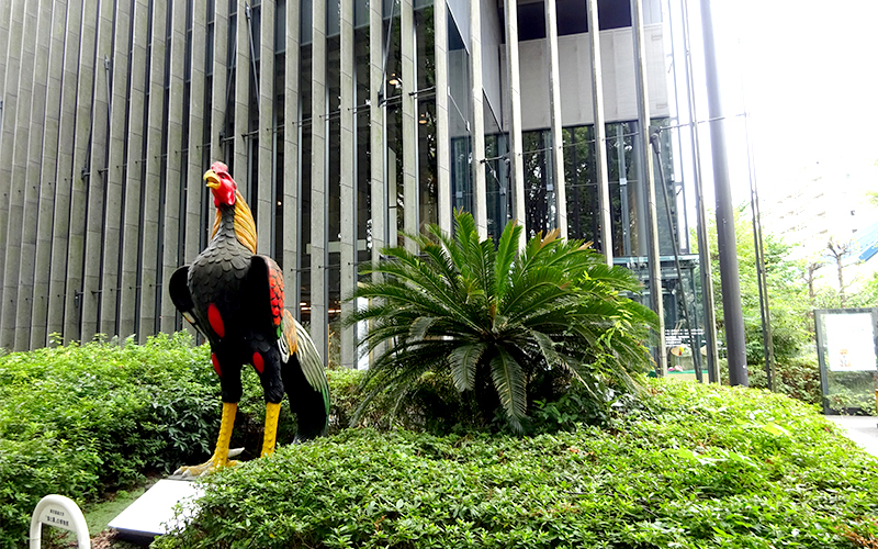 入口にある大きな鶏の像が目印の「食と農」の博物館。	