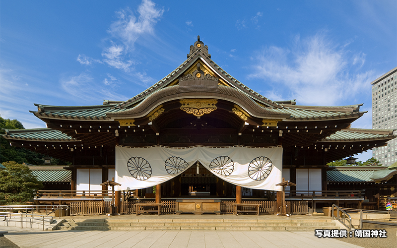 明治34（1901）年に建てられた拝殿。靖国神社に訪れた際はこちらで参拝ができる。