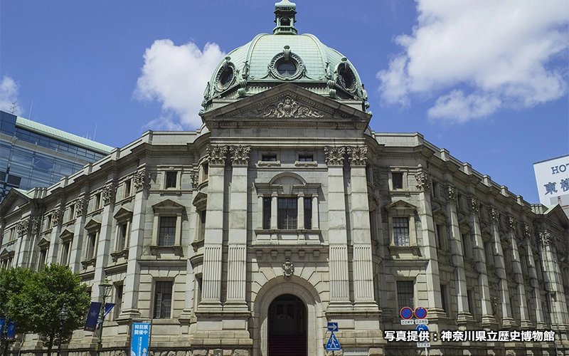 馬車道側は1904（明治37）年に建てられたネオ・バロック様式の建物となっており、一見の価値あり。	