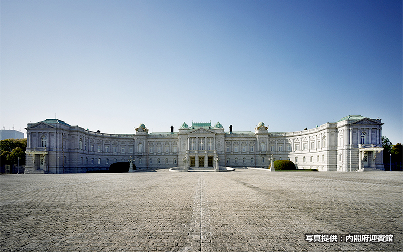 本館は日本で唯一のネオ・バロック様式を用いた西洋宮殿で国宝に指定されている。