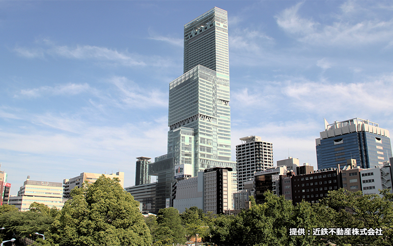 日本一の高さを誇るビルとして2014年にオープン。駅、百貨店、美術館、オフィス、ホテル、展望台など多彩な施設で構成される。  