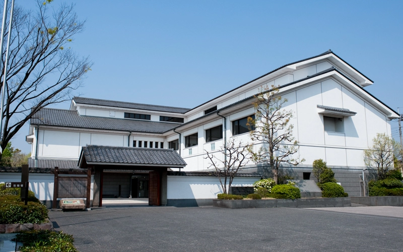 郷土博物館の外観。門をくぐれば博物館、左に進むと東渕江庭園に行くことができる。